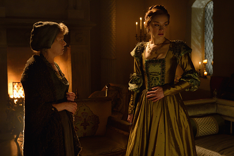 Queen Elizabeth I and a chambermaid in Reign's "To the Death".