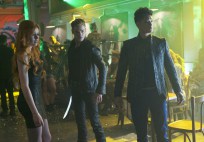 Shadowhunters Review: 1×04 “Raising Hell” SHADOWHUNTERS 1x04 - KATHERINE MCNAMARA, DOMINIC SHERWOOD, HARRY SHUM JR.